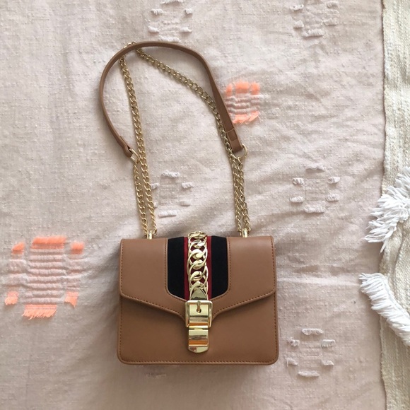 Lulus Handbags - BNWOT Lulu’s Gold Chain crossbody bag with stripe